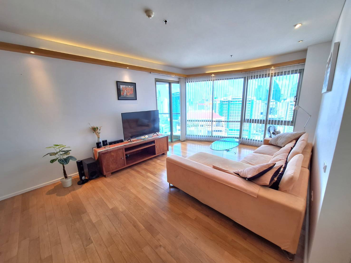 The lakes | 1 bed | Pet friendly | Add line: @agentkarn