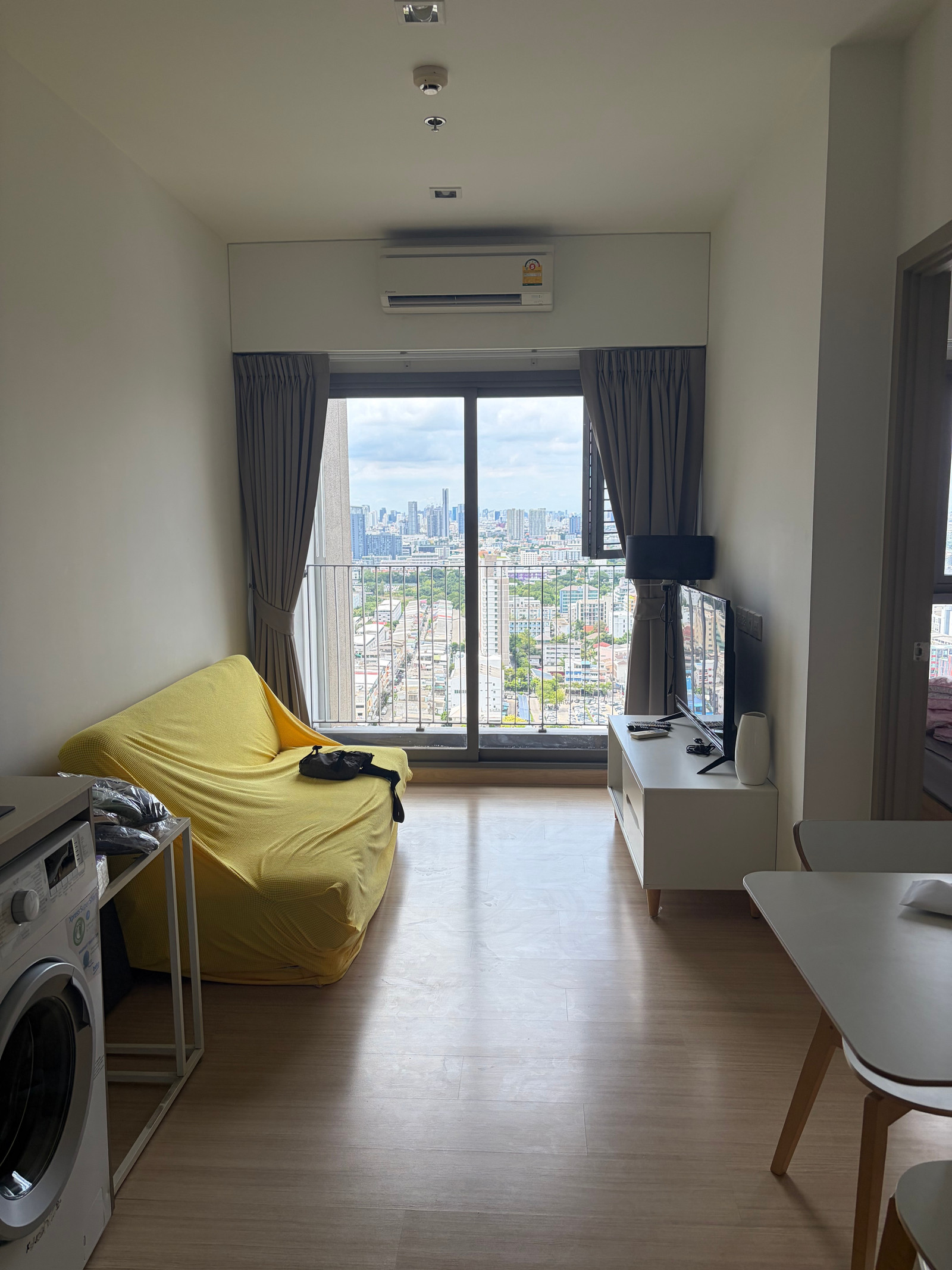 Condo for rent at Whizdom Essence Sukhumvit - 1 bedroom, 1 bathroom - 35 sq.m. - Rent: 17,000 THB/month [BWr2610051] 