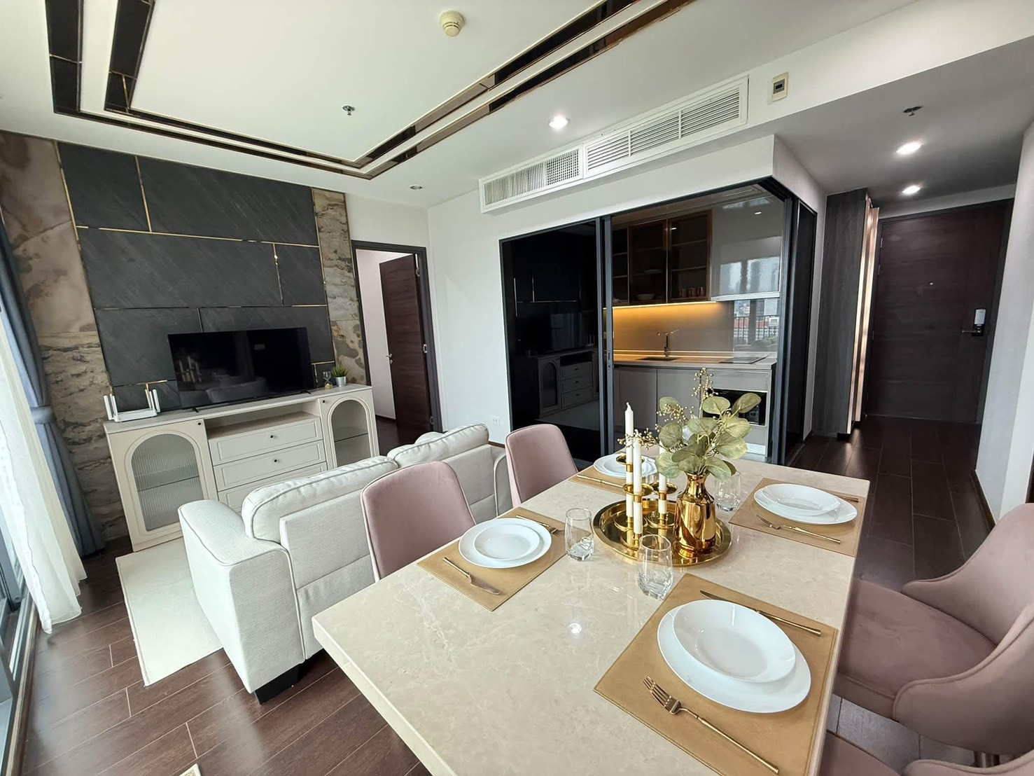 *** Condo for rent : C Ekkamai  2 Bedrooms Nice decorated  Fully furnished Built-in furniture  🔥🔥🔥***