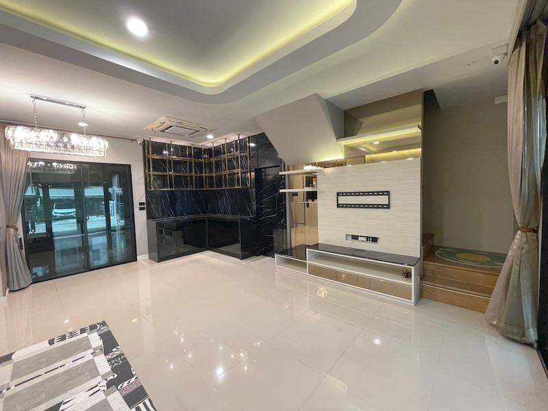 Incredibly cheap‼️ 3-story townhome, Klang Muang Village, Ramintra, Soi Kanchanaphisek 6/1, Khubon area, no flooding, good location, convenient travel, close to the expressway.