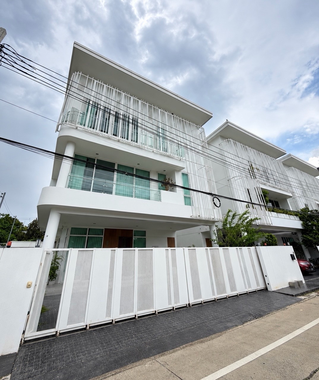 3-story detached house with elevator, Rama 9 Soi 55, area 84 sq m, 520 sq m, 4 bedrooms (every room has its own bathroom and balcony), 5 bathrooms. 3-story detached house with elevator, Rama 9 Soi 55, area 84 sq m, 520 sq m, 4 bedrooms (every room has its own bathroom and balcony), 5 bathrooms.