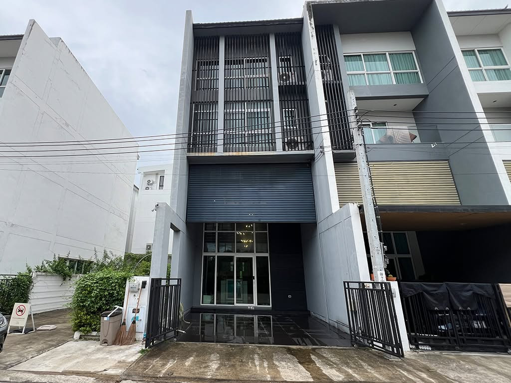 Townhome for sale, 3.5 floors, Thara Village, Ratchaphruek-Pinklao, free 7 air conditioners and built-in furniture.