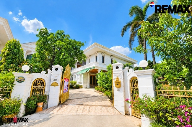 Single house for sale Next to Kanchanaphisek Road, near The Mall Bang Khae, Evergreen City University, large house, 5 bedrooms, 236 sq m, with garden + fish pond **Selling for only 22 million baht **Central area is 13 baht per sq m.