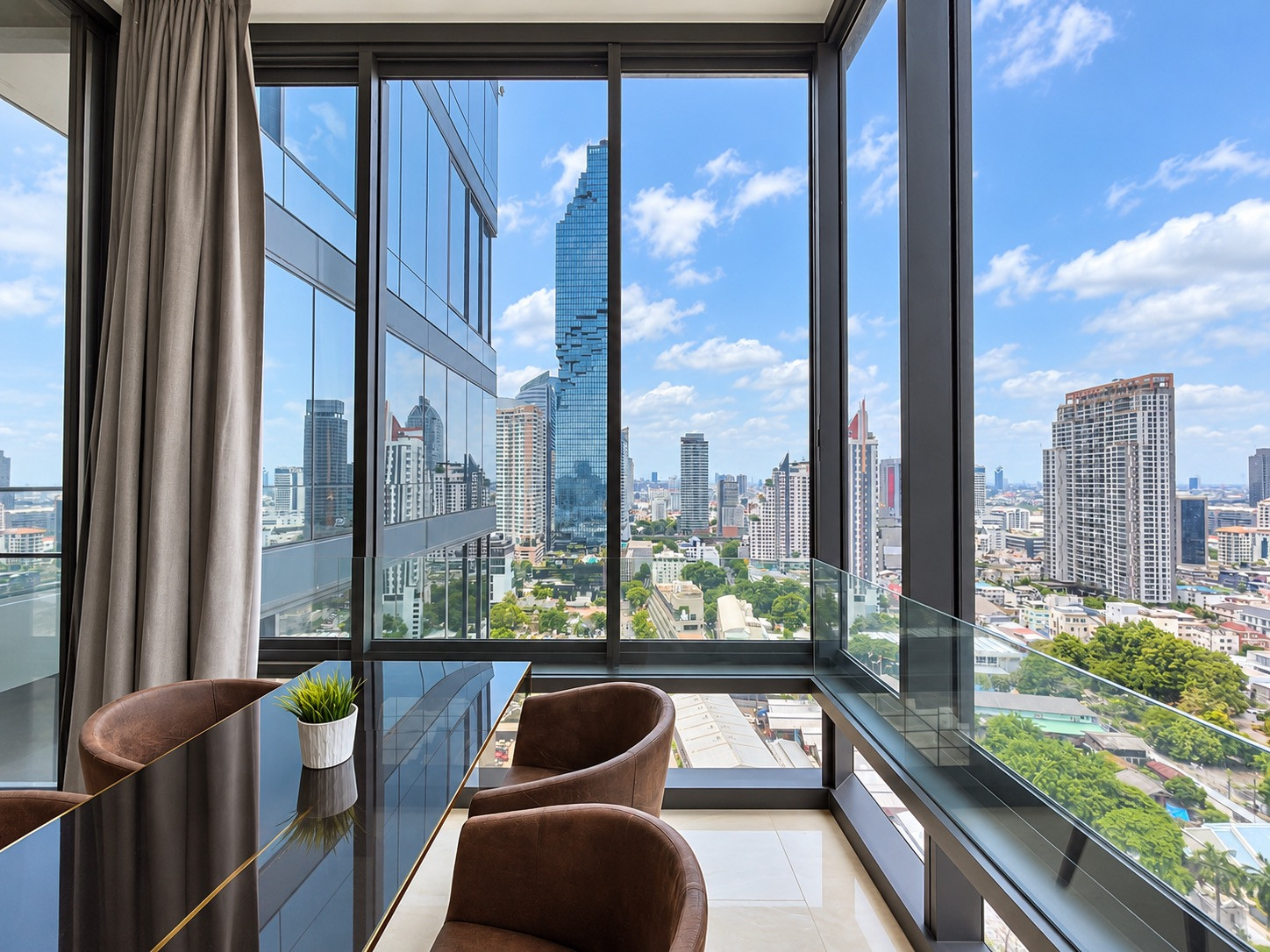 🇹🇭 ASHTON SILOM — Luxury condo for rent in the heart of Silom. It stands out with a 3.5 meter high ceiling with a staircase inside the room and a uniquely designed living area. Large windows let in natural light and city views. Suitable for people who lik