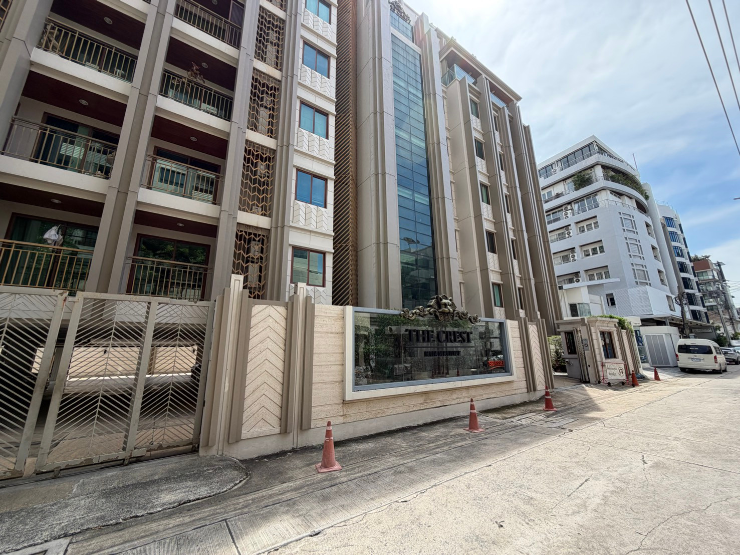 For rent, The Crest Ruamrudee, 2 bedrooms, 60 sq m, 5th floor, 29,000 baht/month.