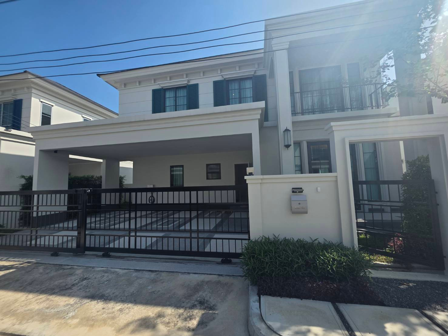 Urgent, beautiful new house for rent, Setthasiri Bangna Km.10, 4 bedrooms, 4 bathrooms, size 88 sq m. If interested, contact 065-464-9497.