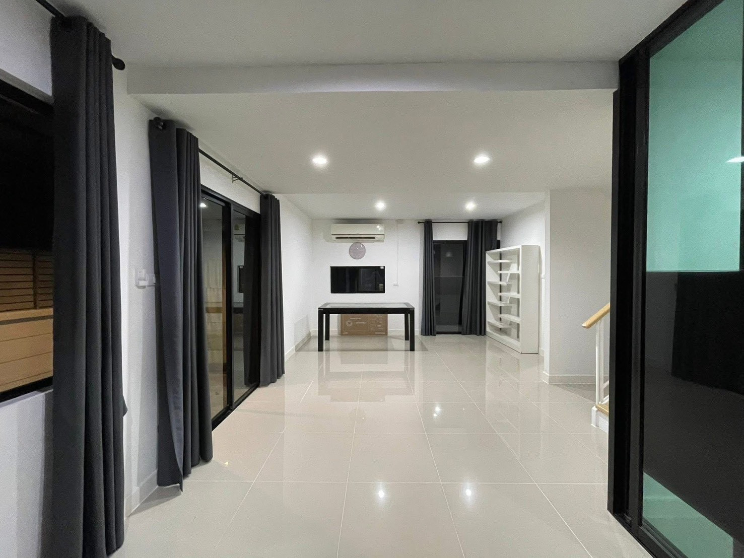🏡 ให้เช่าบ้านเดี่ยว 2 ชั้น หมู่บ้านอารียา โคโม่ (วงแหวน–รามอินทรา)มี 4 ห้องนอน 2 ห้องน้ำ 1 ห้องแม่บ้าน บ้านพร้อมอยู่ สภาพดีมาก มี สระว่ายน้ำ ฟิตเนส และ 7-Eleven หน้าหมู่บ้าน 🔥เพียง 27,000 บาท/เดือน – รูปที่ 3