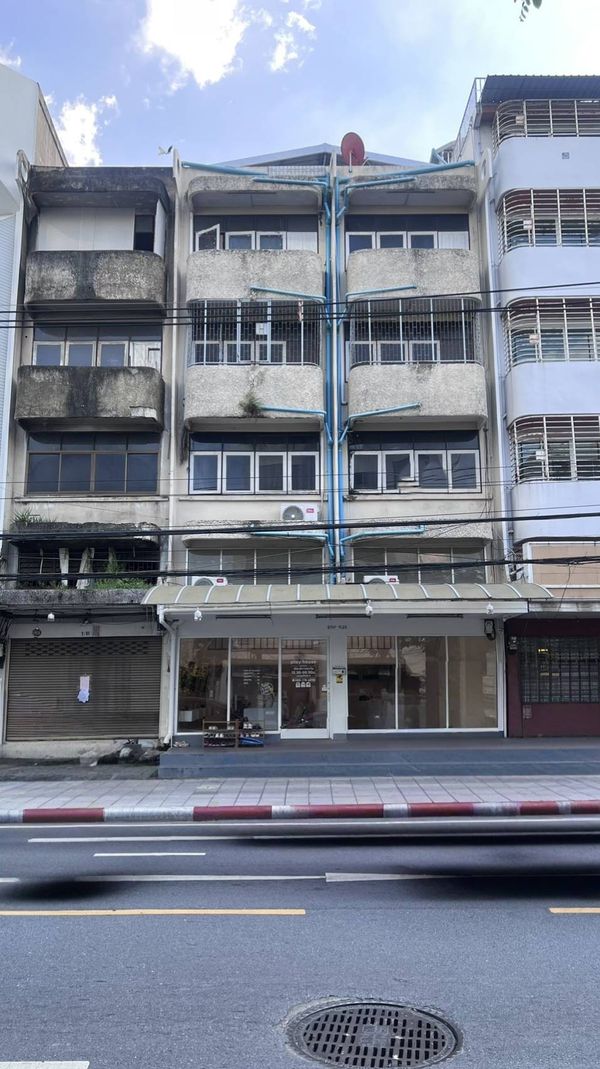 Commercial building for sale, 2 units connected through each other, good location, next to Chan Road, Rama 3.