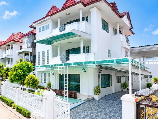 Large 4-story townhome for rent located 600 m. from the On Nut–Phatthanakan intersection. Features 3 bed and 3 bath and is situated 700 m.