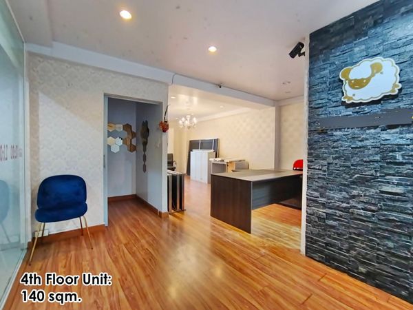 Office or Retail on 2nd and 4th Floors at Modern Bath Building MRT Sutthisan 45 and 140 sqm.