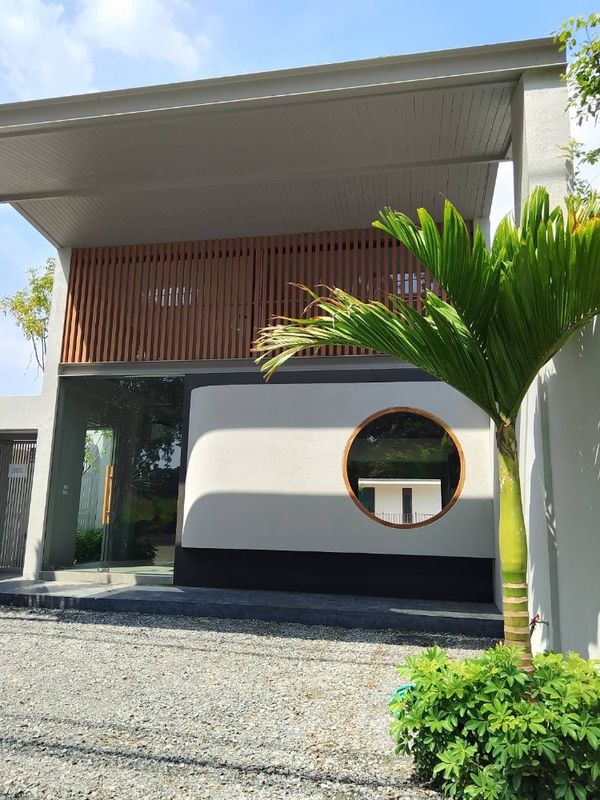Commercial building for rent near St. Joseph Muang Ake School, just 1 minute.