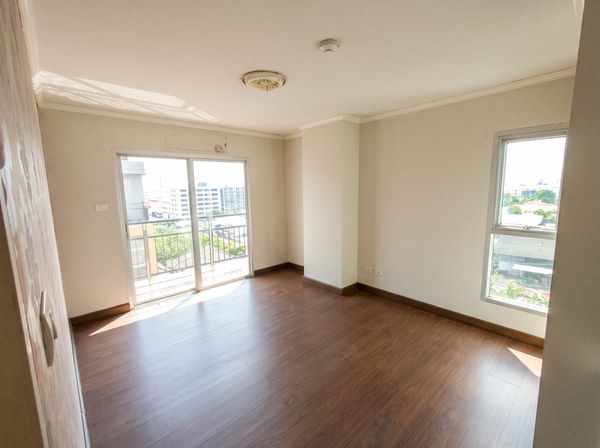 🔥 **Condo for Sale at The Escape Condominium | Near BTS Punnawithi** 