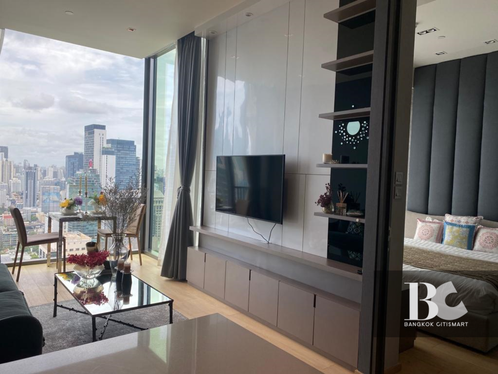 ขาย 28 Chidlom 1 ห้องนอน 43.85 ตร.ม. คอนโด Super Luxury กลางซอยชิดลม ใกล้ CentralWorld