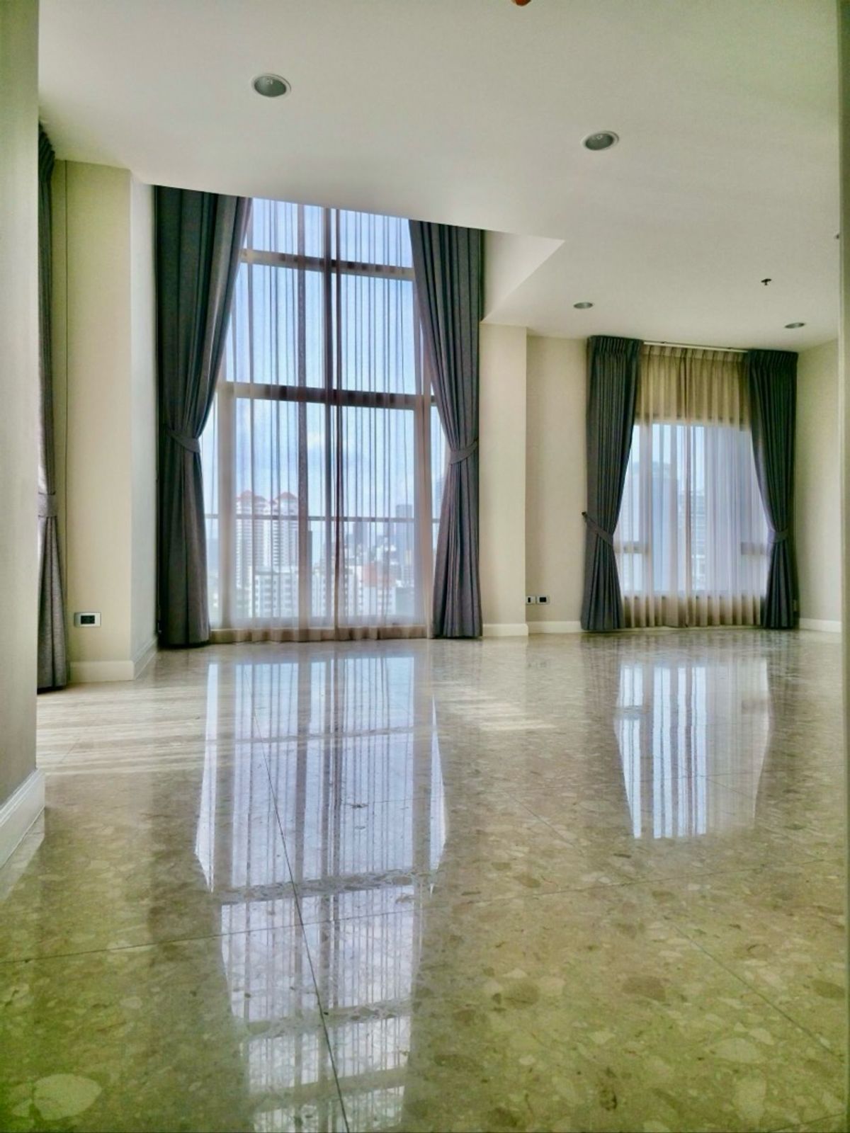 The Crest สุขุมวิท 34 แบบ Duplex 2Beds 3Baths (158,000 / Sq.m) ที่จอดรถส่วนตัว  ห้องใหม่ยังไม่เคยใช้งาน