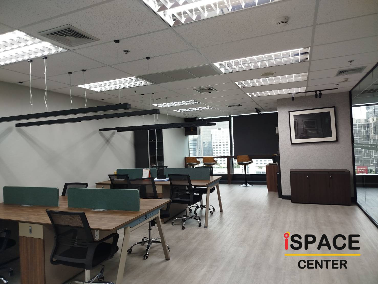 ให้เช่า Office ตกแต่งเรียบร้อย ใกล้ MRTพระราม 9 เพียงคุณหิ้วโน้ตบุ๊คก็เข้าทำงานได้ทันที ตกแต่งเรียบหรู อบอุ่น เดินทางสะดวกมาก บนอาคารเกรดA
