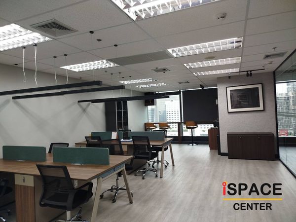 Service Office for rent, next to MRT Rama 9, just bring your notebook and go to work immediately. Elegantly decorated, warm, very convenient to travel on Grade A building