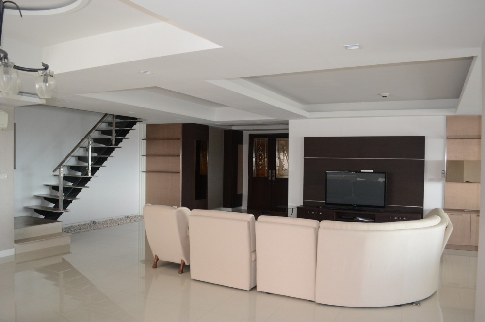 RENT @Sukhumvit 24 (5 Bed 4 Bath + 1 Maid) 390 sqm (120,000 THB) Negotiable