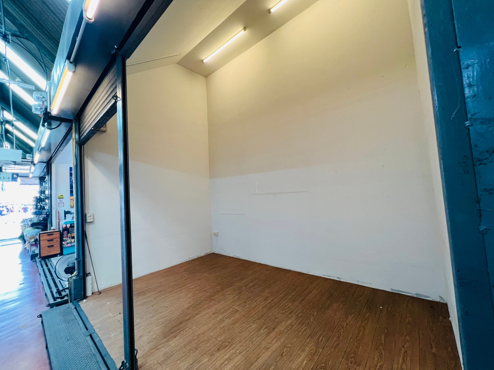 For rent, a lock shop, selling pictures, paintings, artworks, Chatuchak Weekend Market, Project 7, entrance to Gate 2, near mrt Chatuchak, bts Mo Chit, beautiful location, art market area can sell everything There are both blocks for rent and ready to sel