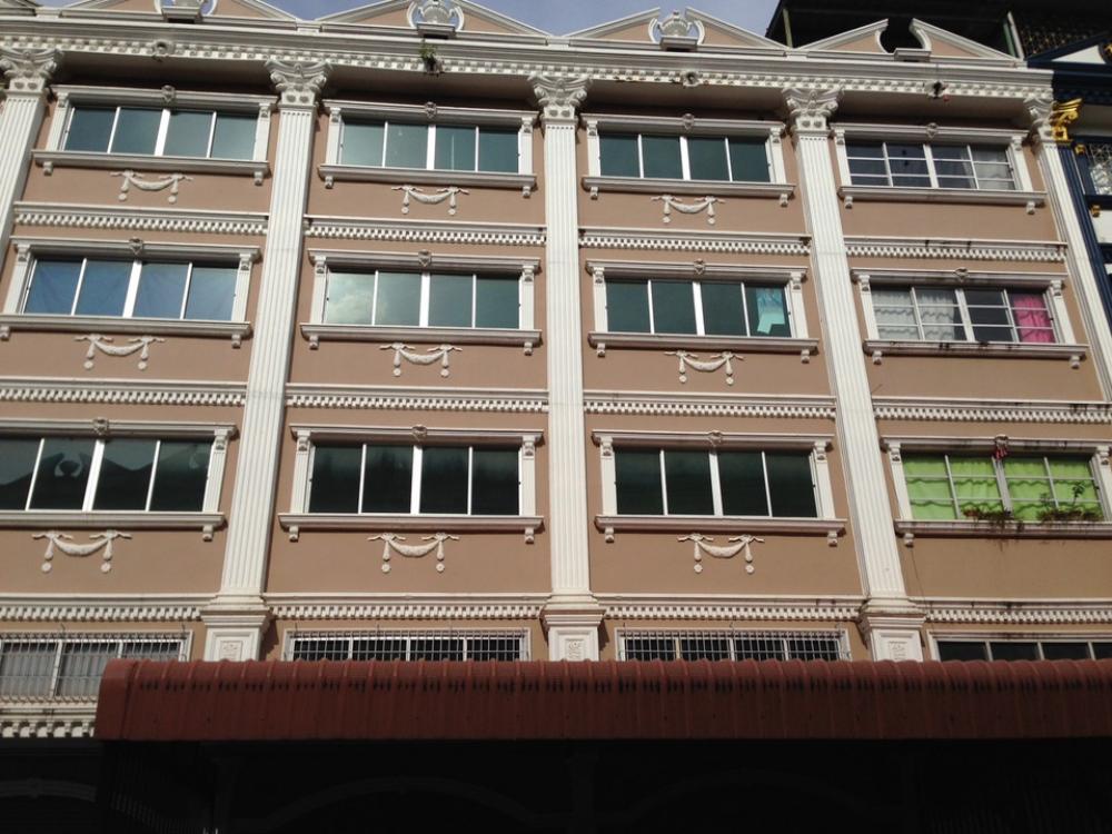 For rent, commercial building, 4 floors, 1/2, rent 9,500 baht/month, Soi Suwinthawong 31, behind Thai Marine School, Lam Phak Chi Intersection. Suwitawong Road, contact Khun Noi 089-159-5914