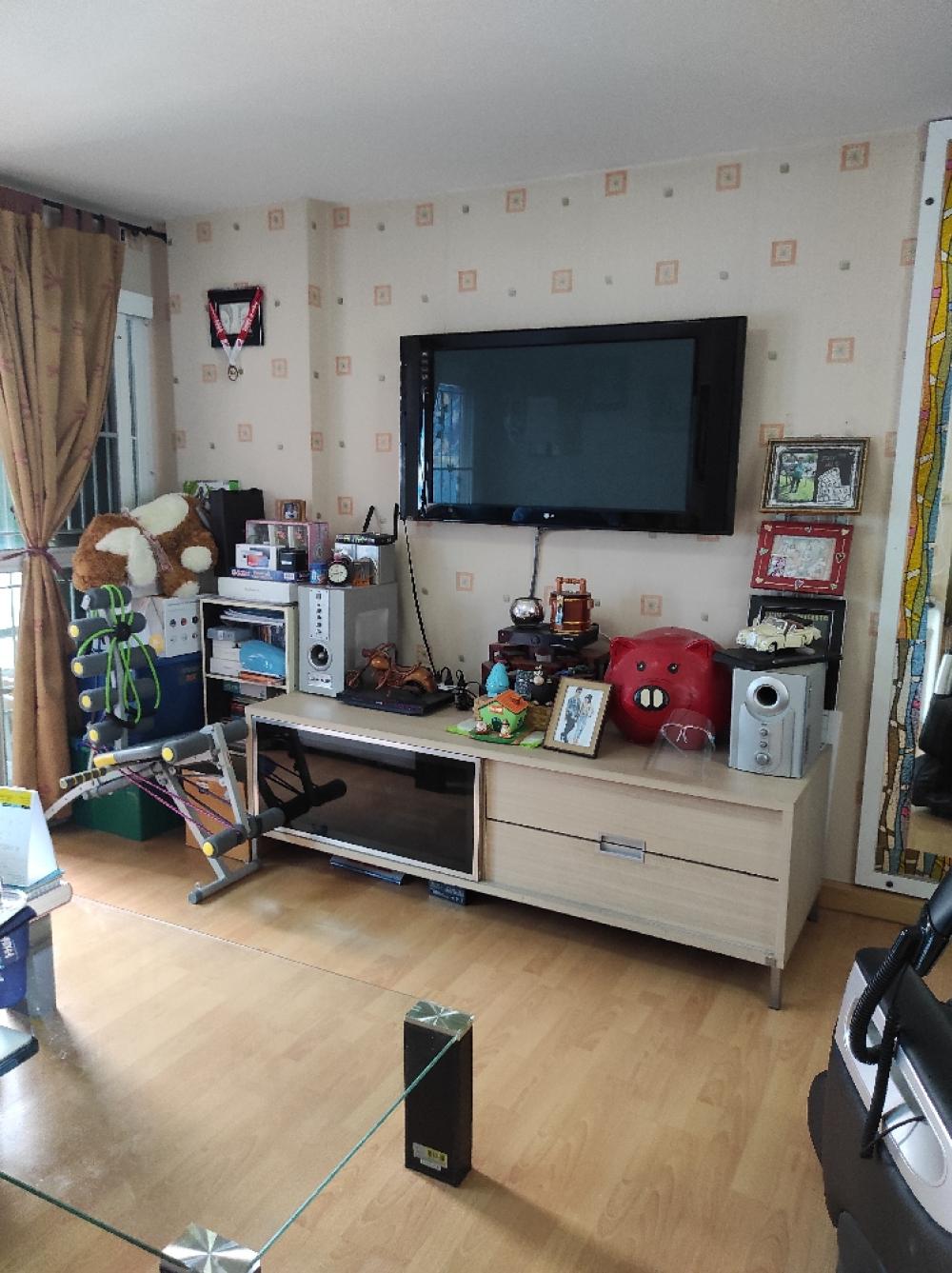 Condo near Huai Khwang MRT station 200m (sq m. @ 56xxx baht, there is no better value than this in this area) with electrical appliances. and fully furnished Ready to move in (The  lives there himself. Never rented out ...definitely not shabby)