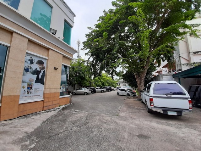 Land in Thon Buri, Tha Phra, 2-2-14 Rai with office building The factory has a warehouse. Ratchadapisek Road Able to build a condo Near BTS Talat Phlu – รูปที่ 2