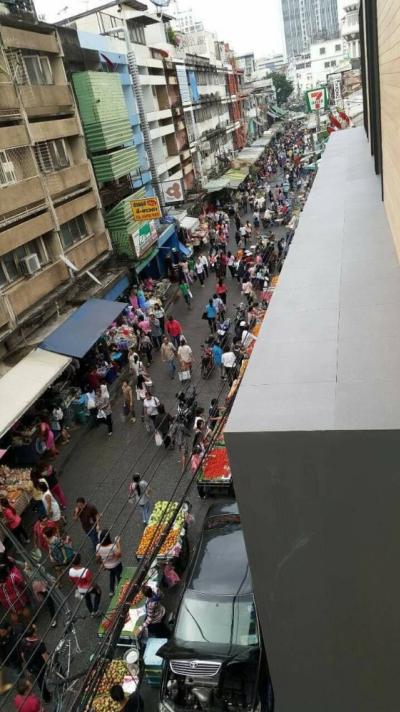 House for sale on Soi Silom 20 in the market area. Many passers, wide area
