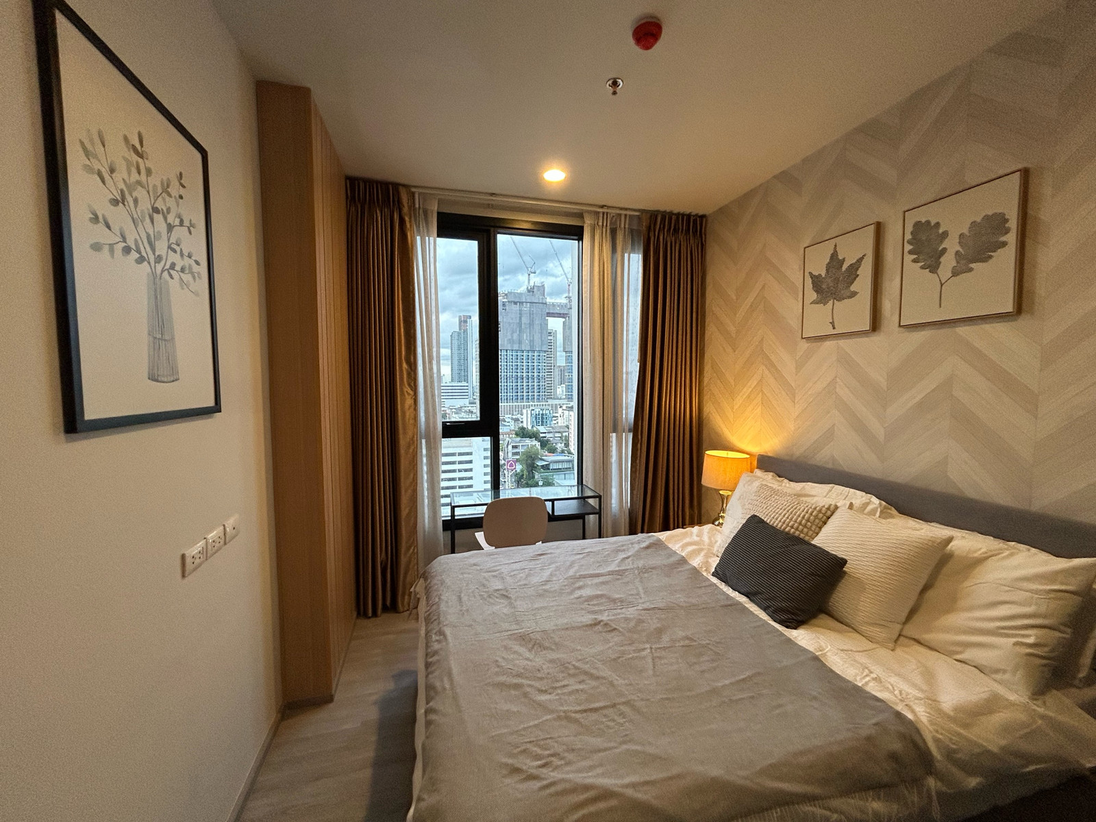 Luxury condo for rent, 1 bed room, fully furnished, complete electrical appliances. Decorated with a beautiful minimalist style wooden wall, only 17,500 baht.