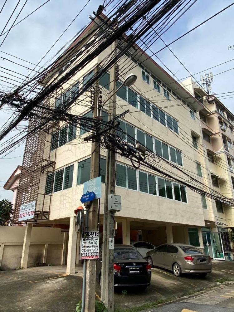 Commercial/office buildings for rent, Soi Ratchadaphisek 31, near Prachanukul Intersection.