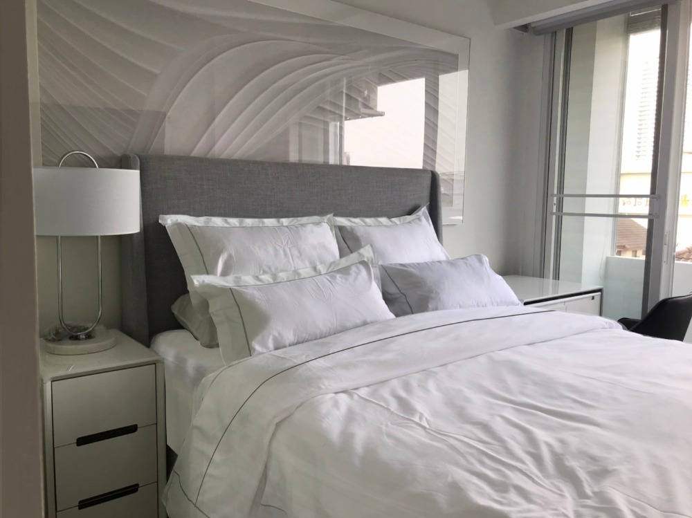 new service apartment There is a free shuttle to Stamford University, free internet, free bedding for every item.