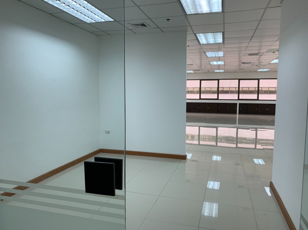 Office for rent, next to BTS Chong Nonsi station. Convenient transportation, connected to the train