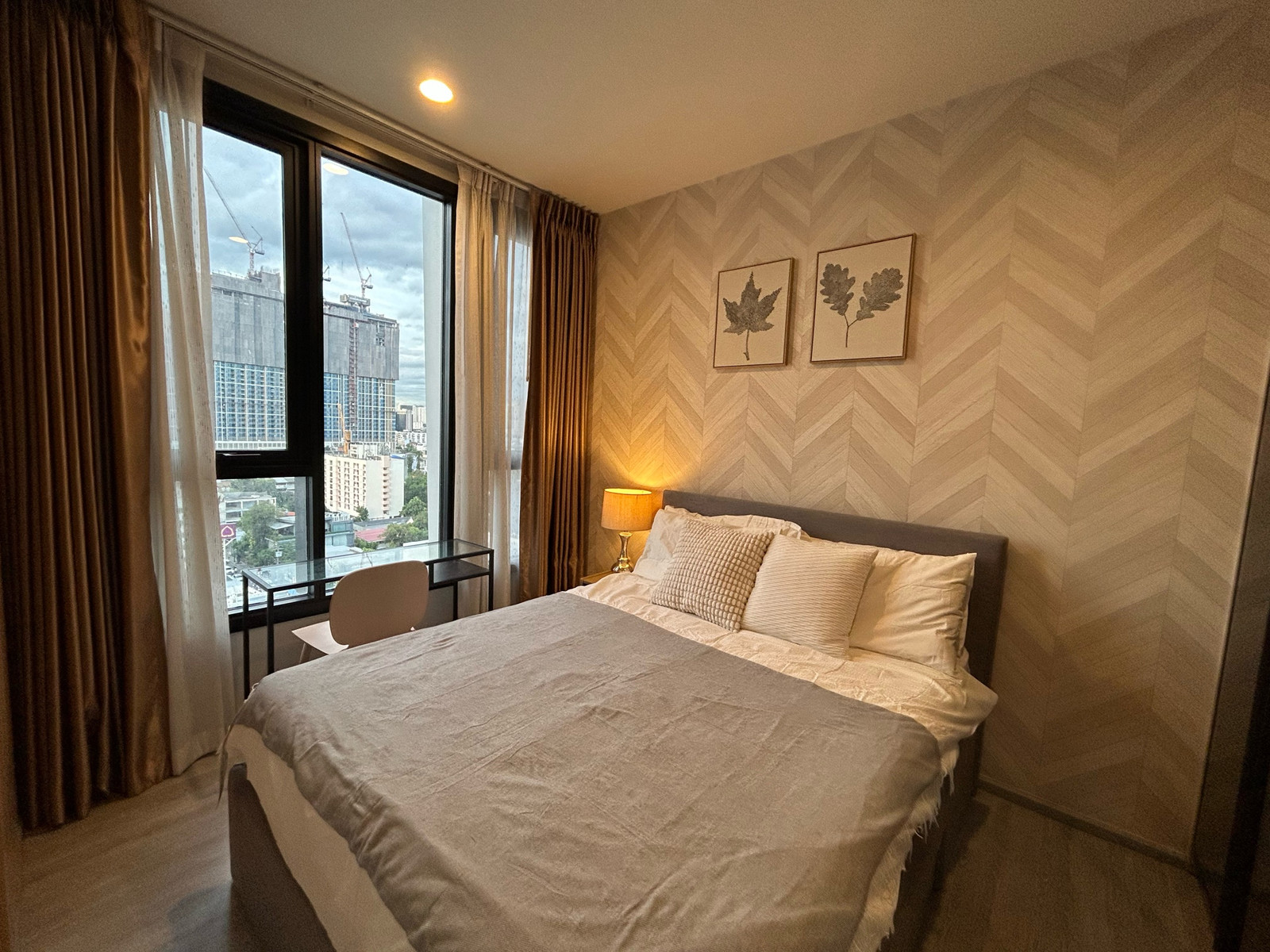 เช่าคอนโดหรู 1 bed room เฟอร์ครบเครื่องใช้ไฟฟ้าครบ ตกแต่งพนังไม้สไตล์มินิมอลสวย  เพียง 17,500 บาท – รูปที่ 2