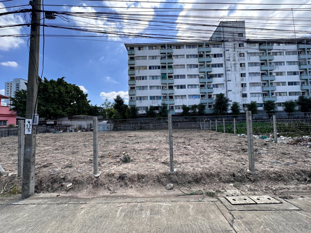 Land for sale 100 sq m, Soi Lat Phrao 117, opposite Tawanna Mall and The Mall Bang Kapi, suitable for building a residential house, office. Land for sale 100 sq m, Soi Lat Phrao 117, opposite Tawanna Mall and The Mall Bang Kapi, suitable for building a residential house, office.