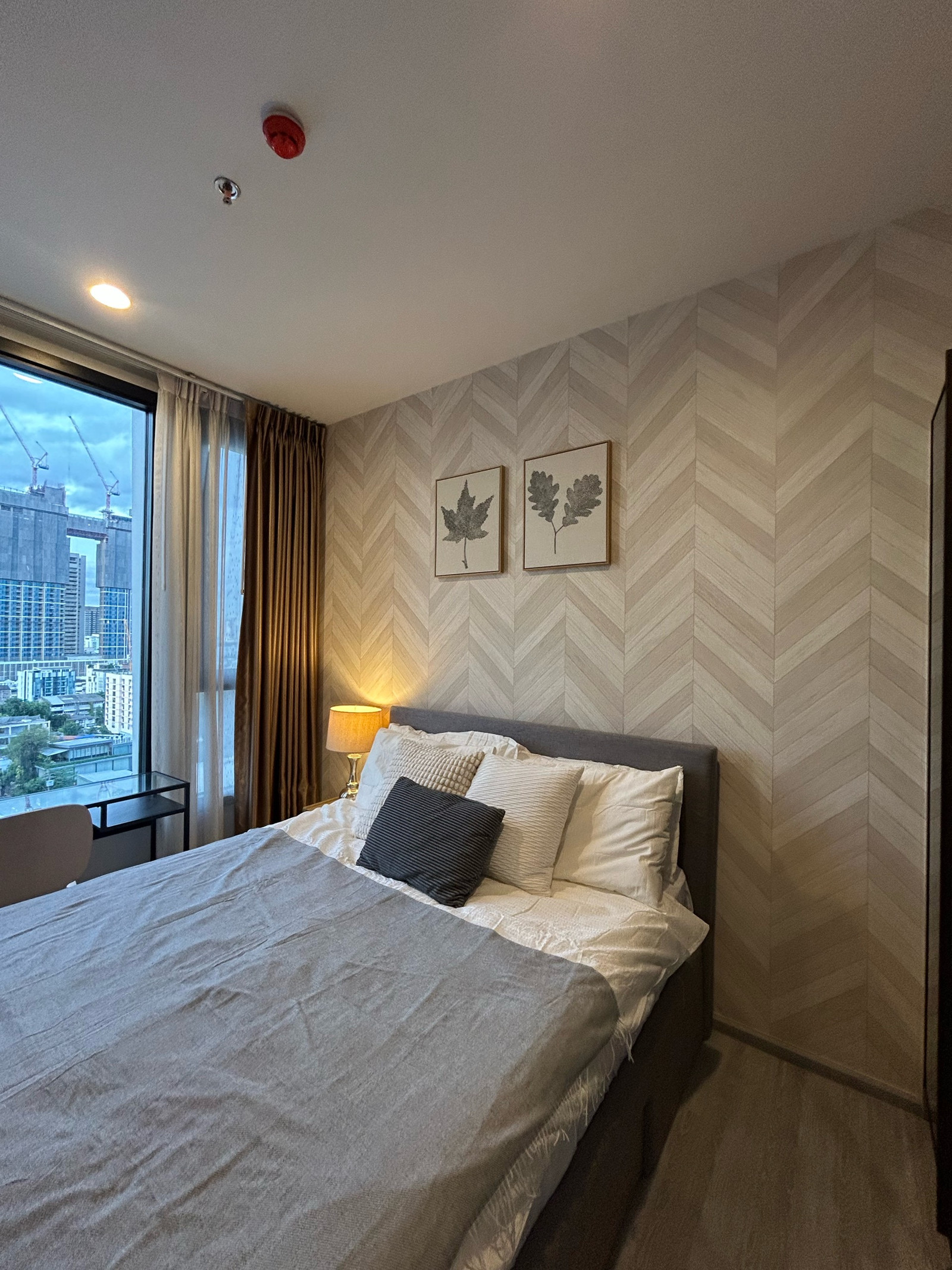 เช่าคอนโดหรู 1 bed room เฟอร์ครบเครื่องใช้ไฟฟ้าครบ ตกแต่งพนังไม้สไตล์มินิมอลสวย  เพียง 17,500 บาท – รูปที่ 4
