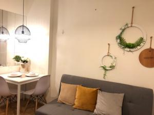 มี VDO (7,000 ได้ /สัญญา 2ปี ห้องใหญ่ แยกครัว) ให้เช่า The Cabana Condo ใกล้ BTS สำโรง 850 m ห้องใหญ่กั้นครัว ของครบ พร้อมเครื่องซักผ้า