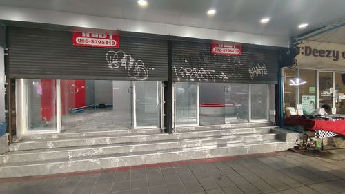For rent, commercial building, 2 rooms, next to Ramkhamhaeng front, opposite BigC Huamark Town, next to Soi Ramkhamhaeng 24