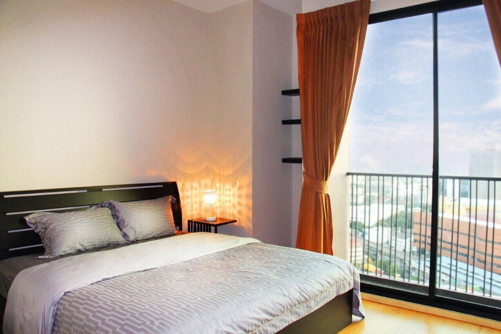🔥For Rent Immediately🔥 Noble Reveal Ekkamai, corner unit, rare item, 27th floor (top floor), stunning Chao Phraya River view, 63 sq.m., high ceiling.