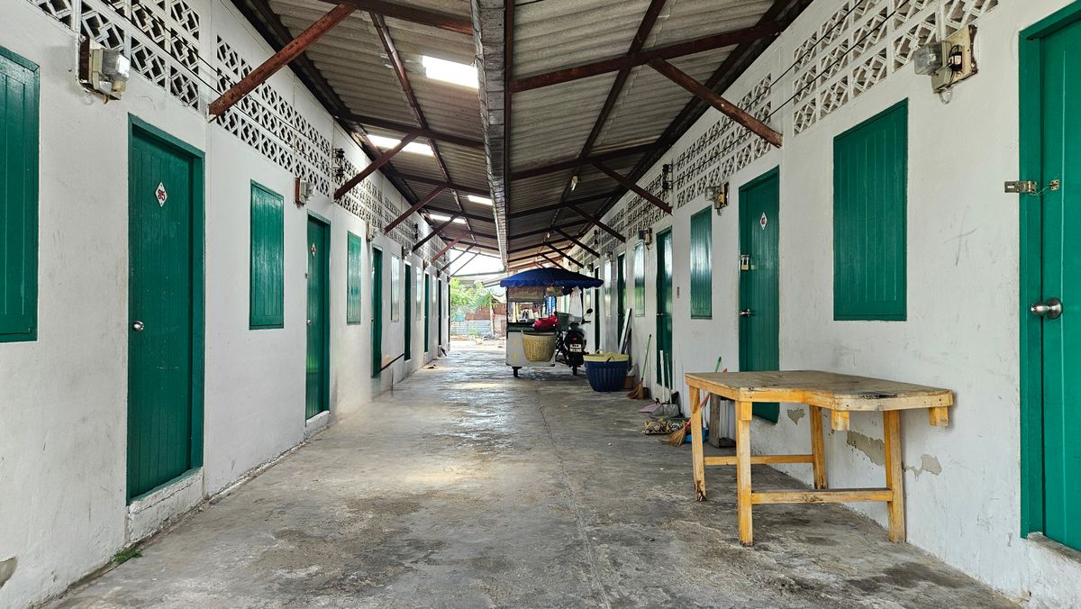 One-storey row house for rent, wide area, parking, near Nam Chai Market