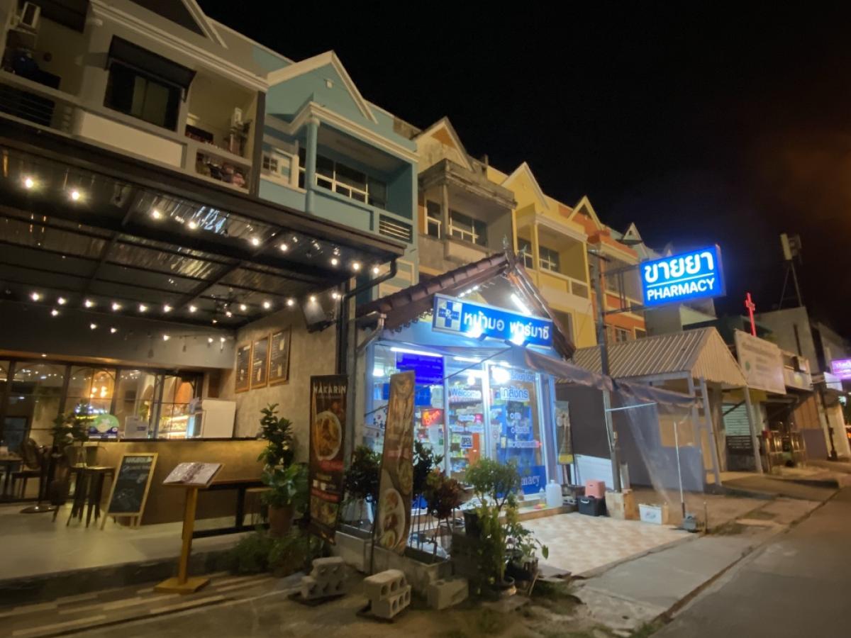ขาย พร้อมคนเช่า (ร้านขายยา)! 03/2027 อาคารพาณิชย์ ทำเลทอง ติดถนน วิชิตสงคราม. ภูเก็ต ใกล้ทางเข้า มอ กะทู้  เหมาะสำหรับ ทำออฟฟิศ ค้าขาย คลีนิก ร้านอาหาร () – รูปที่ 4