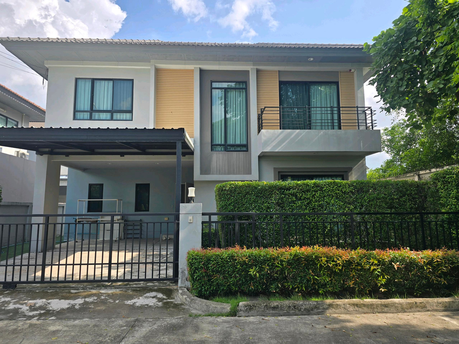 For rent!!! 2-storey detached house (corner plot) 56 square wa. Ram Inthra Road 65, can go through Watcharaphon / Sai Mai. Rent 45,000/month For rent!!! 2-storey detached house (corner plot) 56 square wa. Ram Inthra Road 65, can go through Watcharaphon / Sai Mai. Rent 45,000/month