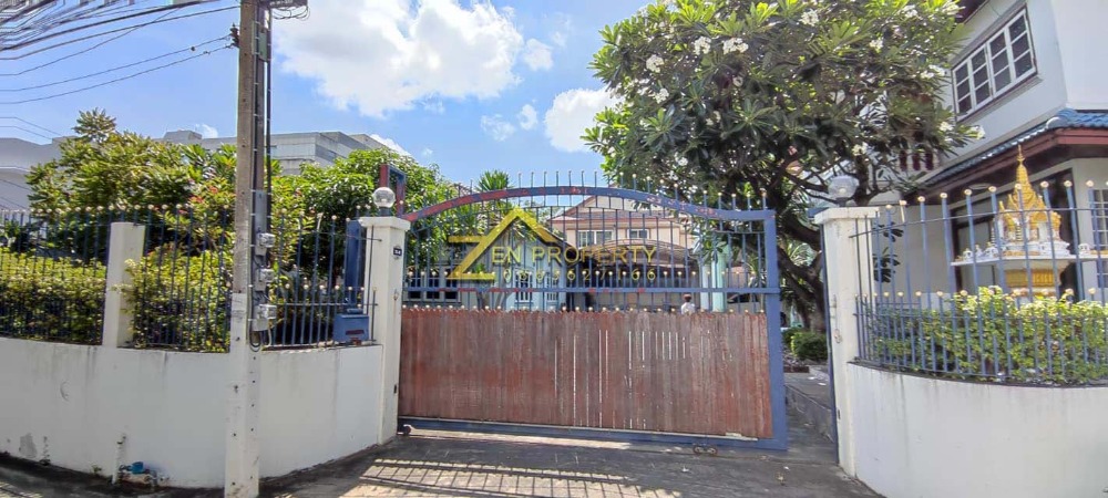 House for rent, Soi Annphonnaruemit (Phayathai). House for rent, Soi Annphonnaruemit (Phayathai).