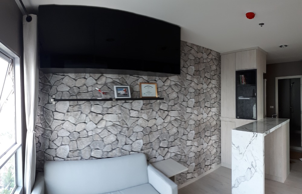 Fully furnished condo, 45 sq.m., corner room, 20th floor, north side, beautifully decorated, free furniture + electrical appliances (One bag can move in) price excluding transfer fee 4.45 million baht, next to the Purple Line SRT, next to the head office