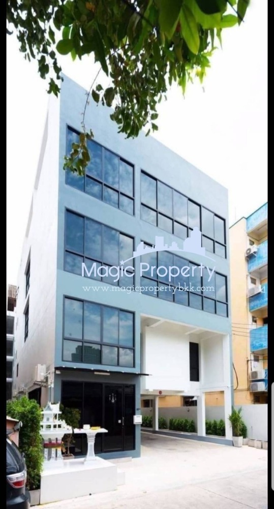 Commercial Building 5 floors For Sale, On Ratchadaphisek Road, Bangkok