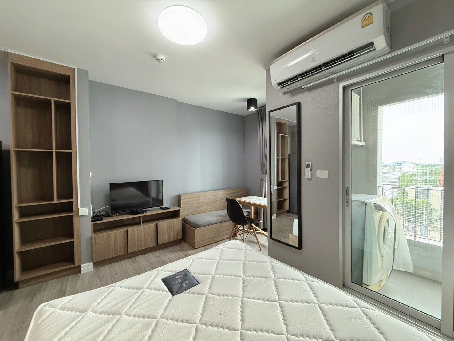Rent a garden view room Condo One The Campus Kaset Chapter One The Campus Kaset near Kasetsart University, Bang Khen 200 meters, near the BTS Skytrain Station, Senanikhom Station, just 100 meters.