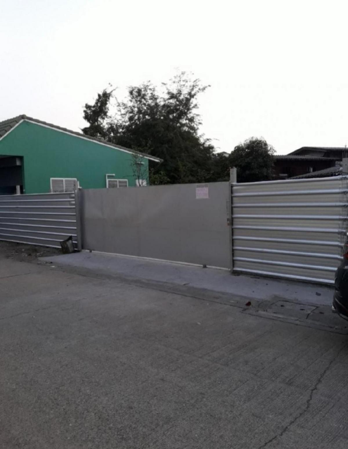 1. For sale/rent Soi Petchkasem 114, Bangkok 1. There is a warehouse, land area 73 sq.w., fenced as shown in the picture, land filled high, rent 7,000.-/month, selling for 4,800,000.-(seller pays transfer fee). Interested, call to discuss. 2. Land area 20 – รูปที่ 2