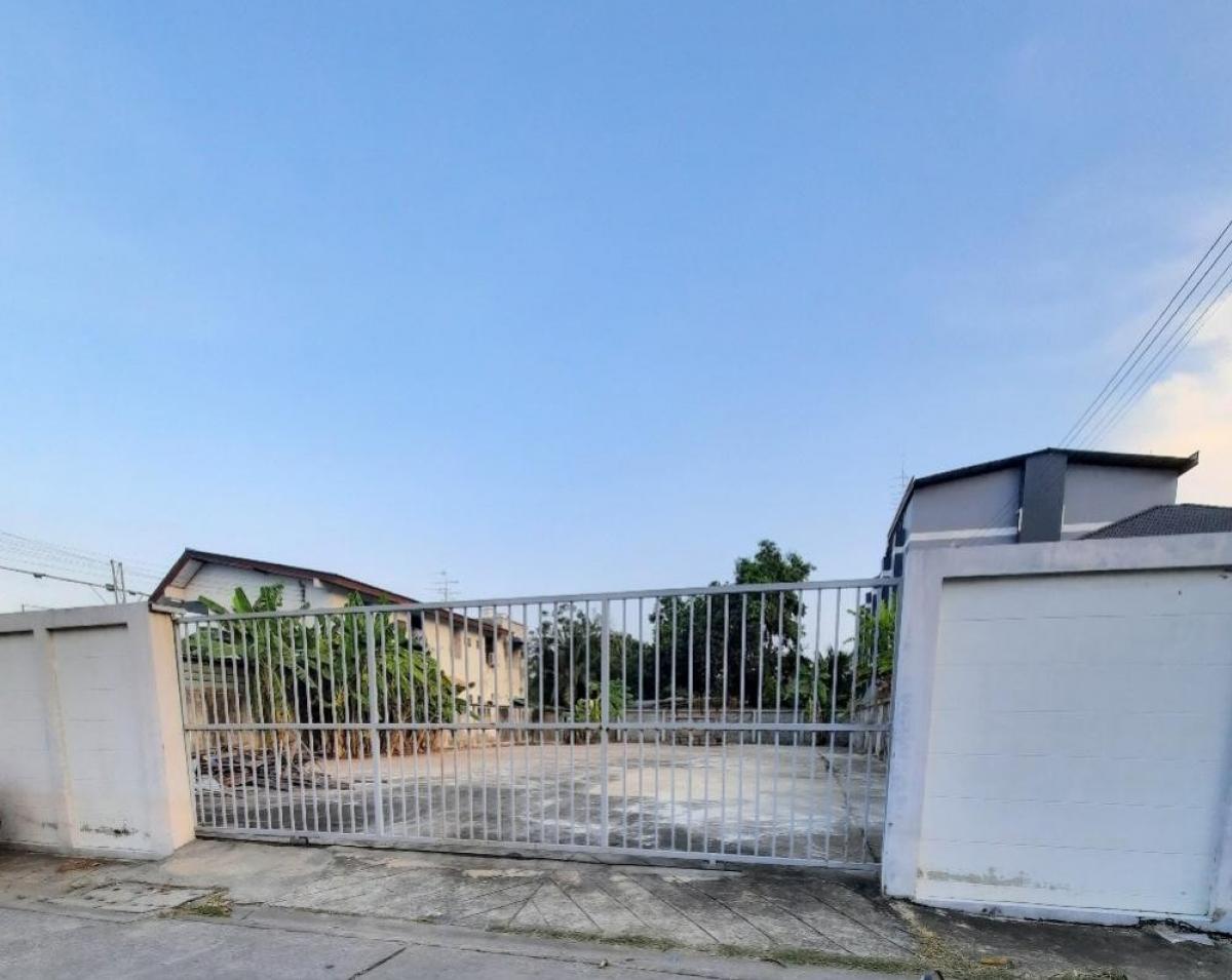 1. For sale/rent Soi Petchkasem 114, Bangkok 1. There is a warehouse, land area 73 sq.w., fenced as shown in the picture, land filled high, rent 7,000.-/month, selling for 4,800,000.-(seller pays transfer fee). Interested, call to discuss. 2. Land area 20 – รูปที่ 3