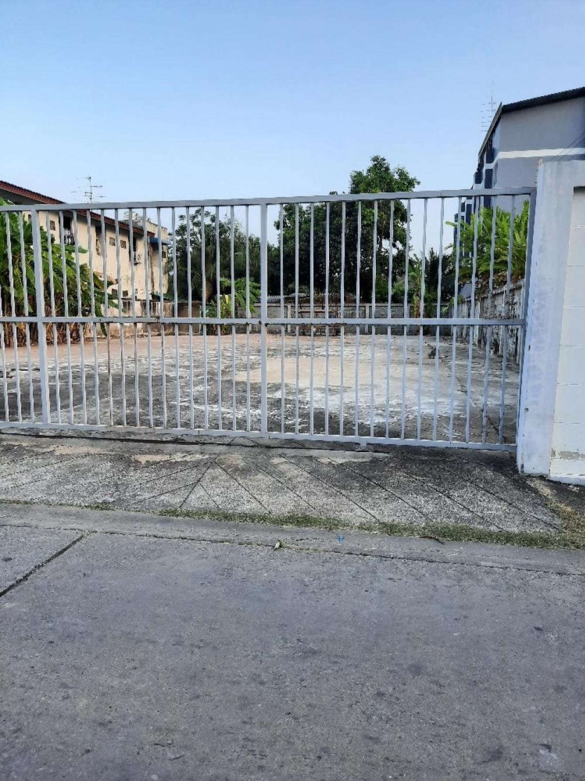 1. For sale/rent Soi Petchkasem 114, Bangkok 1. There is a warehouse, land area 73 sq.w., fenced as shown in the picture, land filled high, rent 7,000.-/month, selling for 4,800,000.-(seller pays transfer fee). Interested, call to discuss. 2. Land area 20 – รูปที่ 4