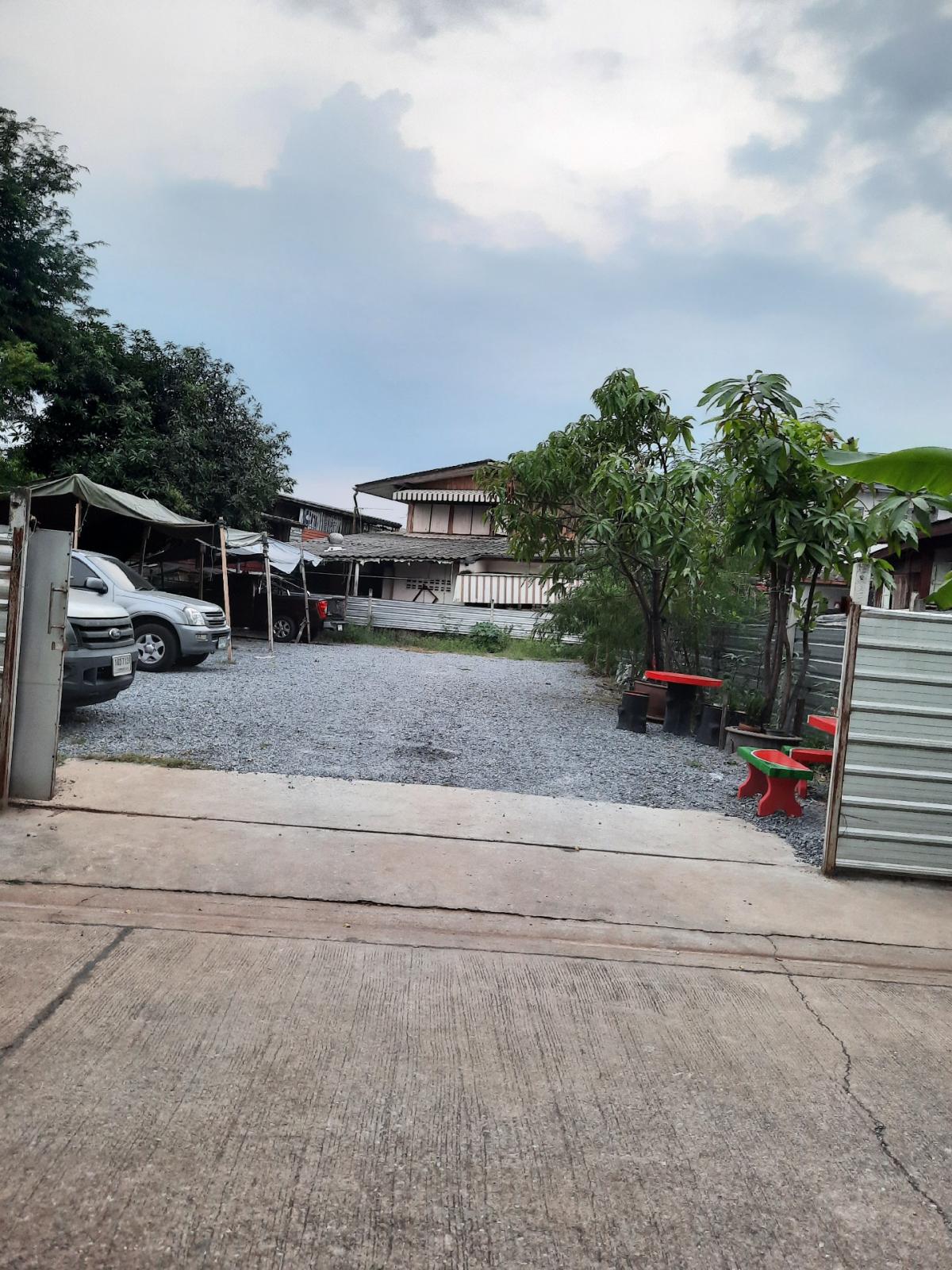 1. For sale/rent Soi Petchkasem 114, Bangkok 1. There is a warehouse, land area 73 sq.w., fenced as shown in the picture, land filled high, rent 7,000.-/month, selling for 4,800,000.-(seller pays transfer fee). Interested, call to discuss. 2. Land area 20 1. For sale/rent Soi Petchkasem 114, Bangkok 1. There is a warehouse, land area 73 sq.w., fenced as shown in the picture, land filled high, rent 7,000.-/month, selling for 4,800,000.-(seller pays transfer fee). Interested, call to discuss. 2. Land area 20
