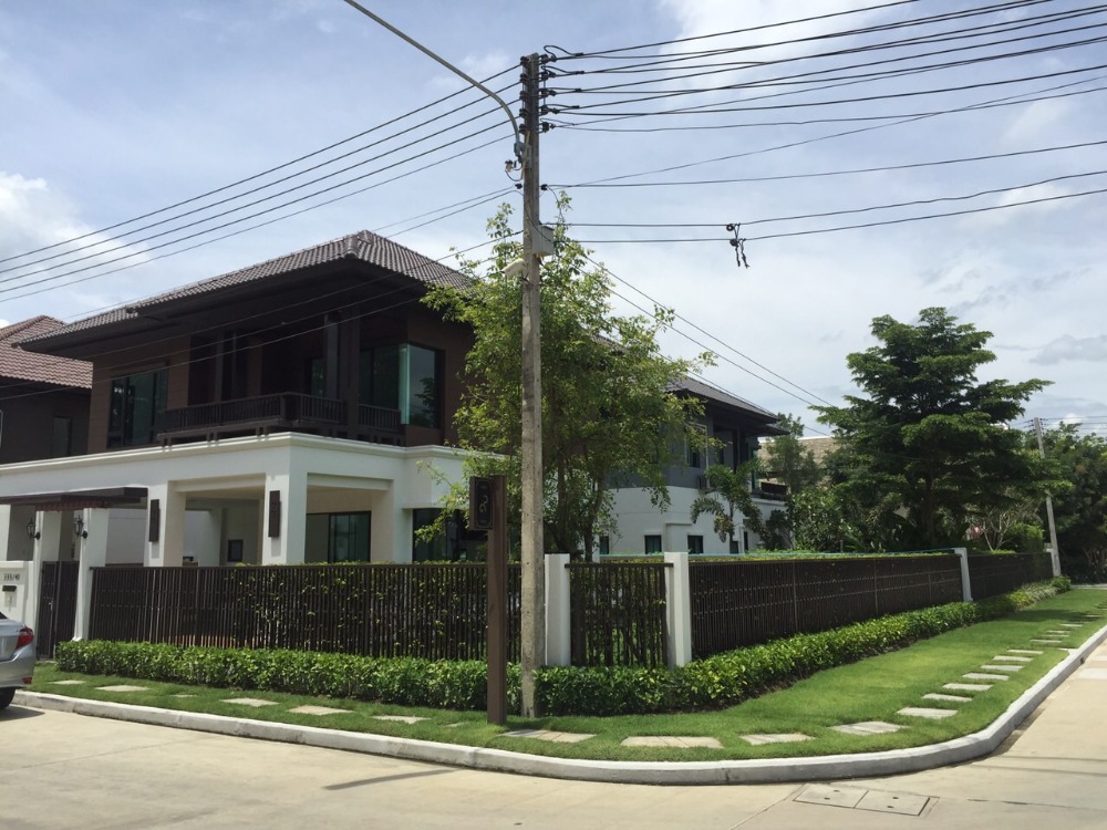 Sale Single house at Setthasiri Village, San Sai, only 8.9 million baht (Corner unit with large yard) Sale Single house at Setthasiri Village, San Sai, only 8.9 million baht (Corner unit with large yard)