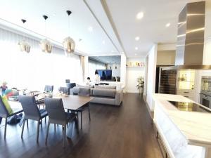 185 Rajadamri 2bed 2bath 161sqm. 65,000,000 Am: 0656199198
