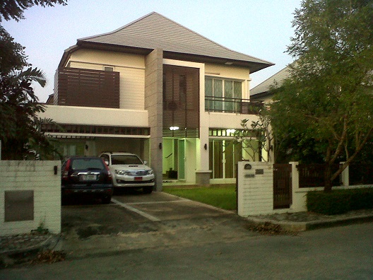 Single detached house for sale in the BlueLagoon ring-Bangna housing project, next to Kanchanaphisek Ring Road. near Mega Bangna